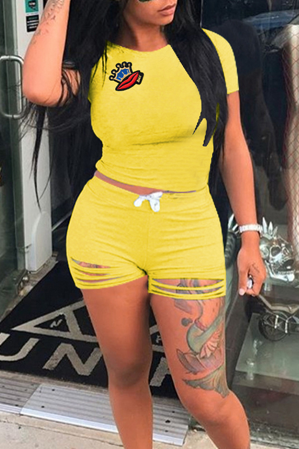 

LovelyLeisure Round Neck Hollow-out Yellow Blending Two-piece Shorts Set
