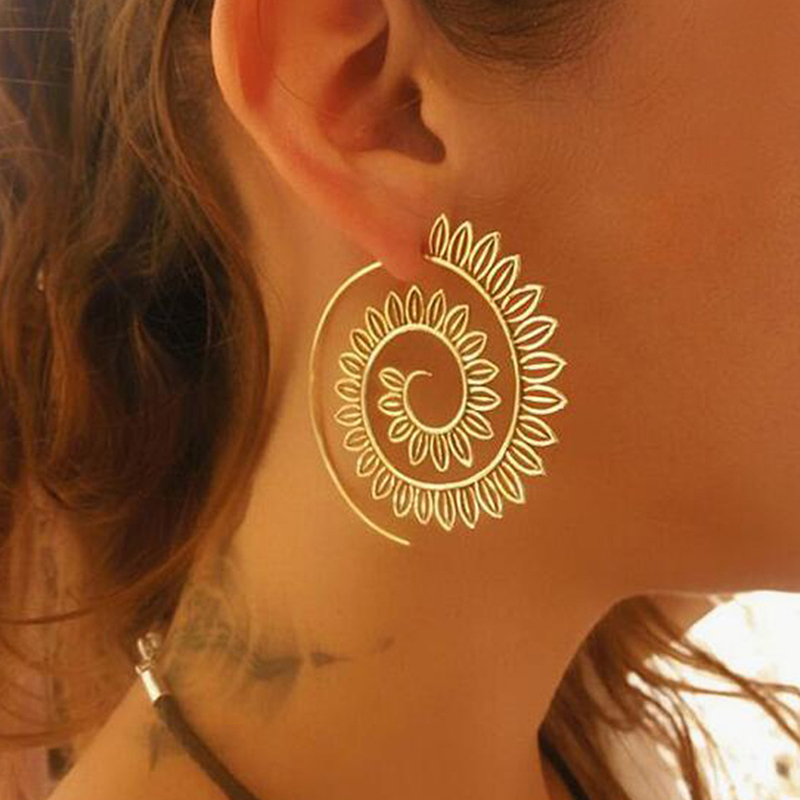 

Lovely Vintage Hollow-out Gold Alloy Earring