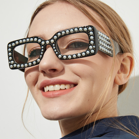 

Lovely Trendy Pearl Black Sunglasses