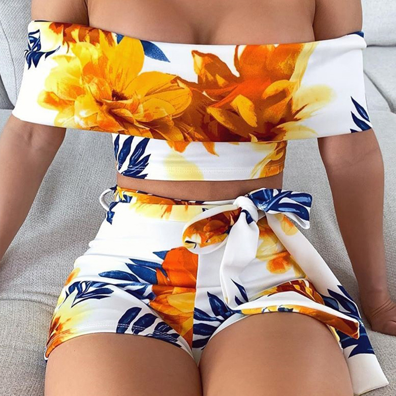 

Lovely Stylish Dew Shoulder Print White Two-piece Shorts Set