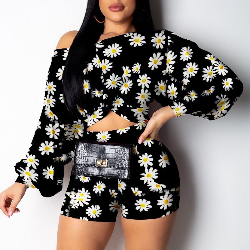 

Lovely Stylish Daisy Print Black Two-piece Shorts Set