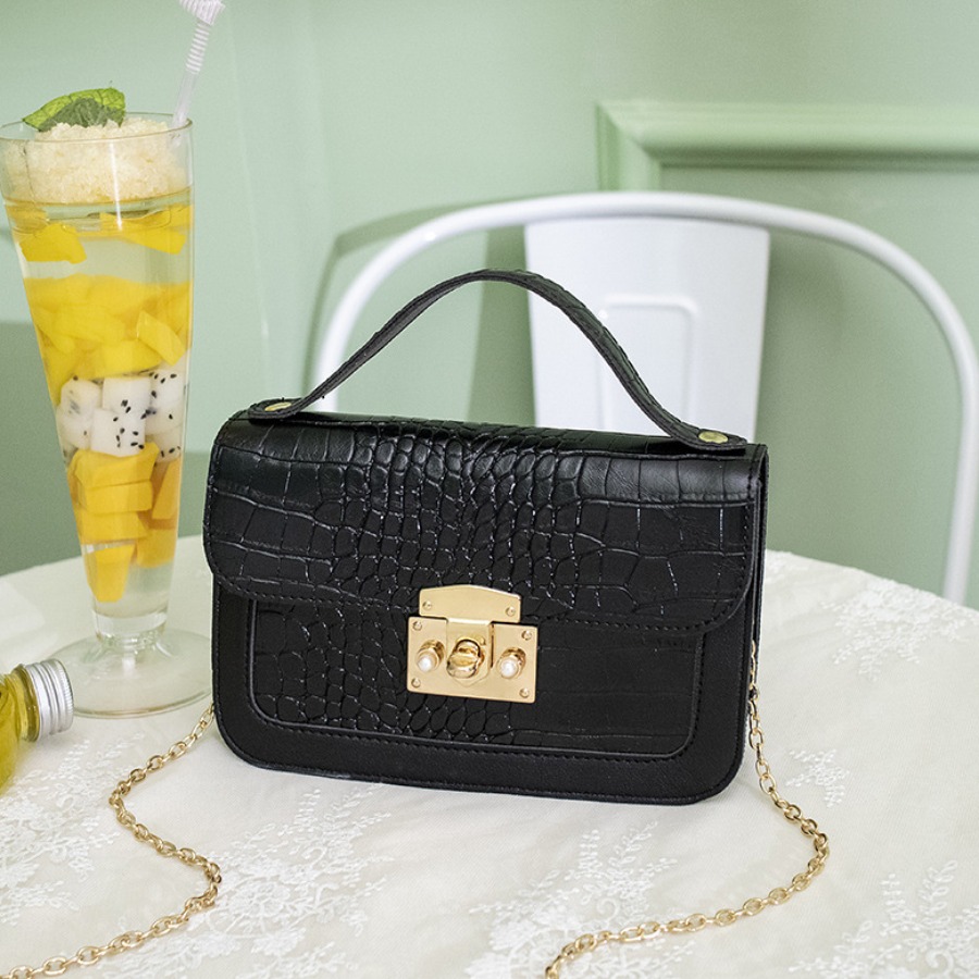 

lovely Stylish Chain Strap Black Crossbody Bag