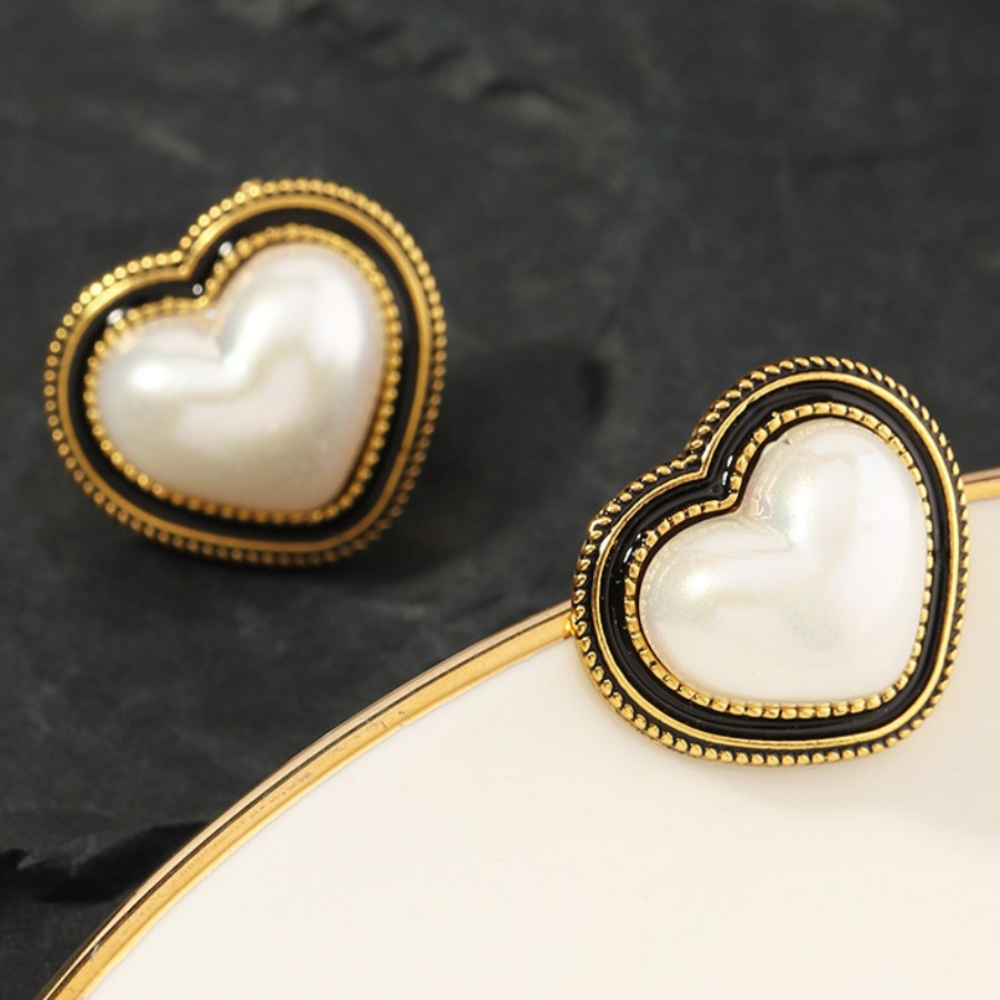 

Lovely Casual Heart-shaped White Earring