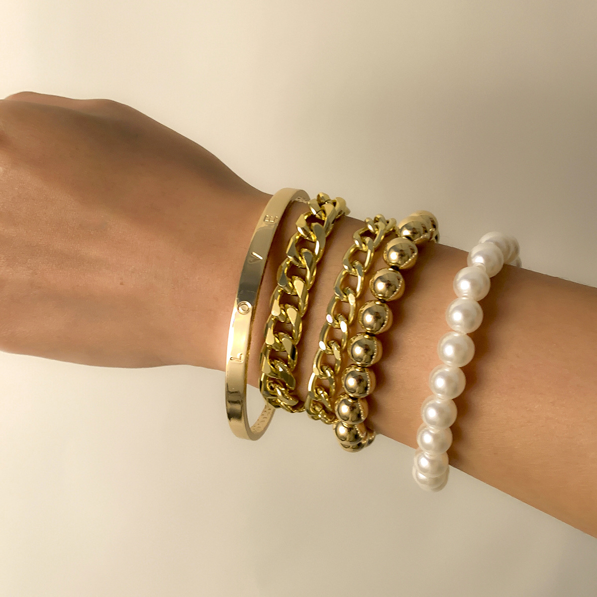 

LW Street Pearl Decoration Gold 5-piece Bracelet