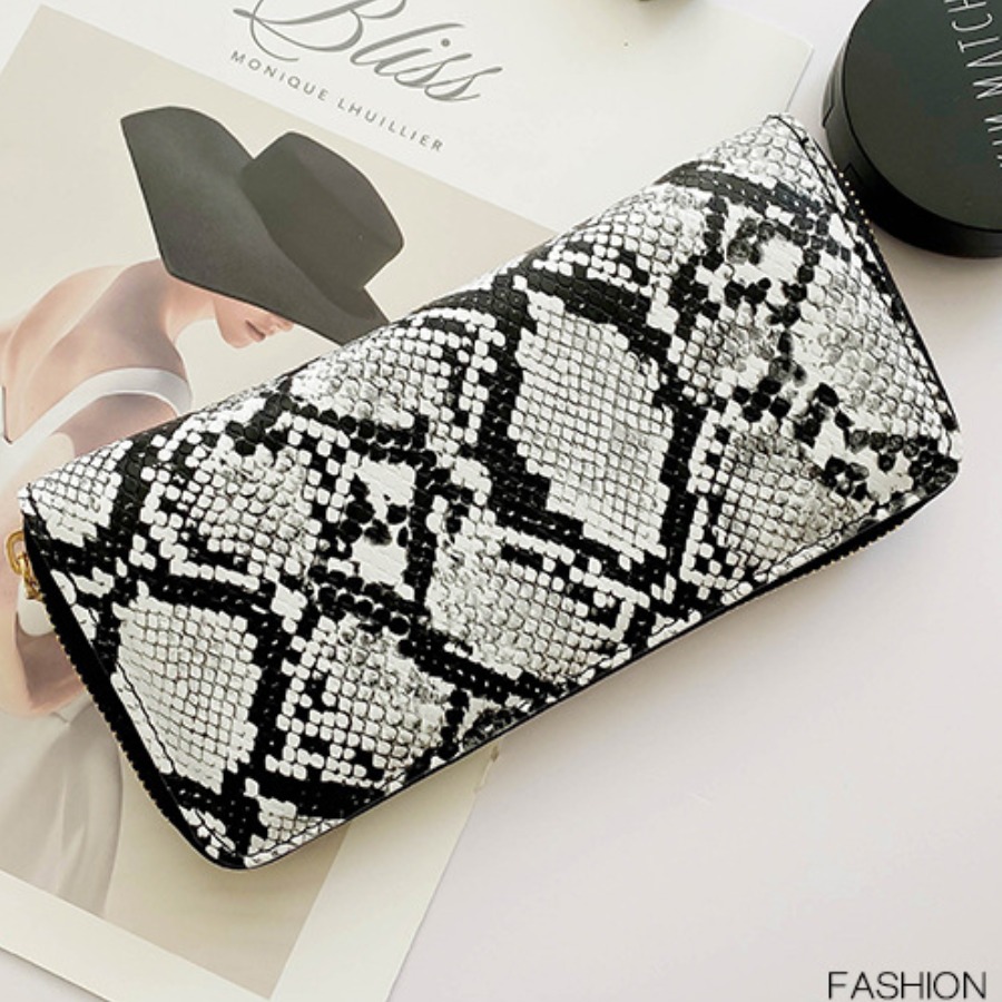 

LW Casual Cobra Print White Clutch Bag