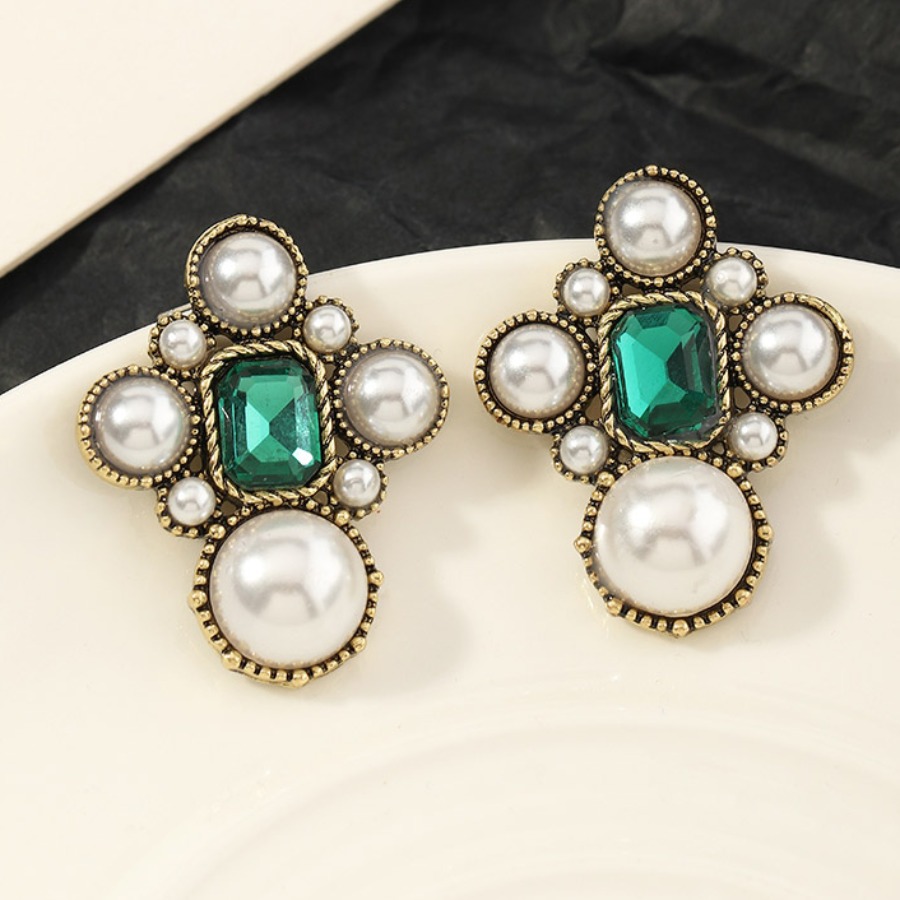 

Lovely Casual Pearl Decoration Gold Earring