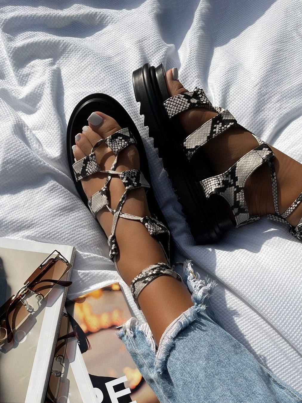

Lovely Casual Cobra Print Bandage Design Platform Shoes