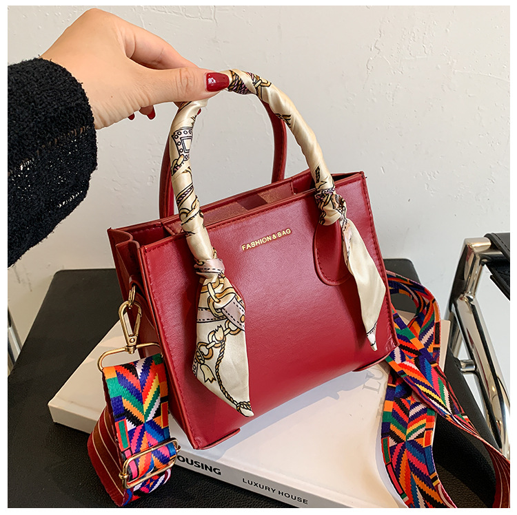 

LW Geometric Print Scarf Decoration Messenger Bag, Red