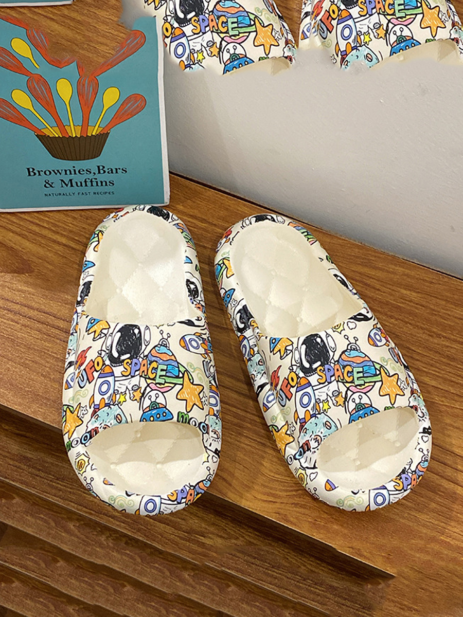

LW Cartoon Letter Print Slippers, Beige
