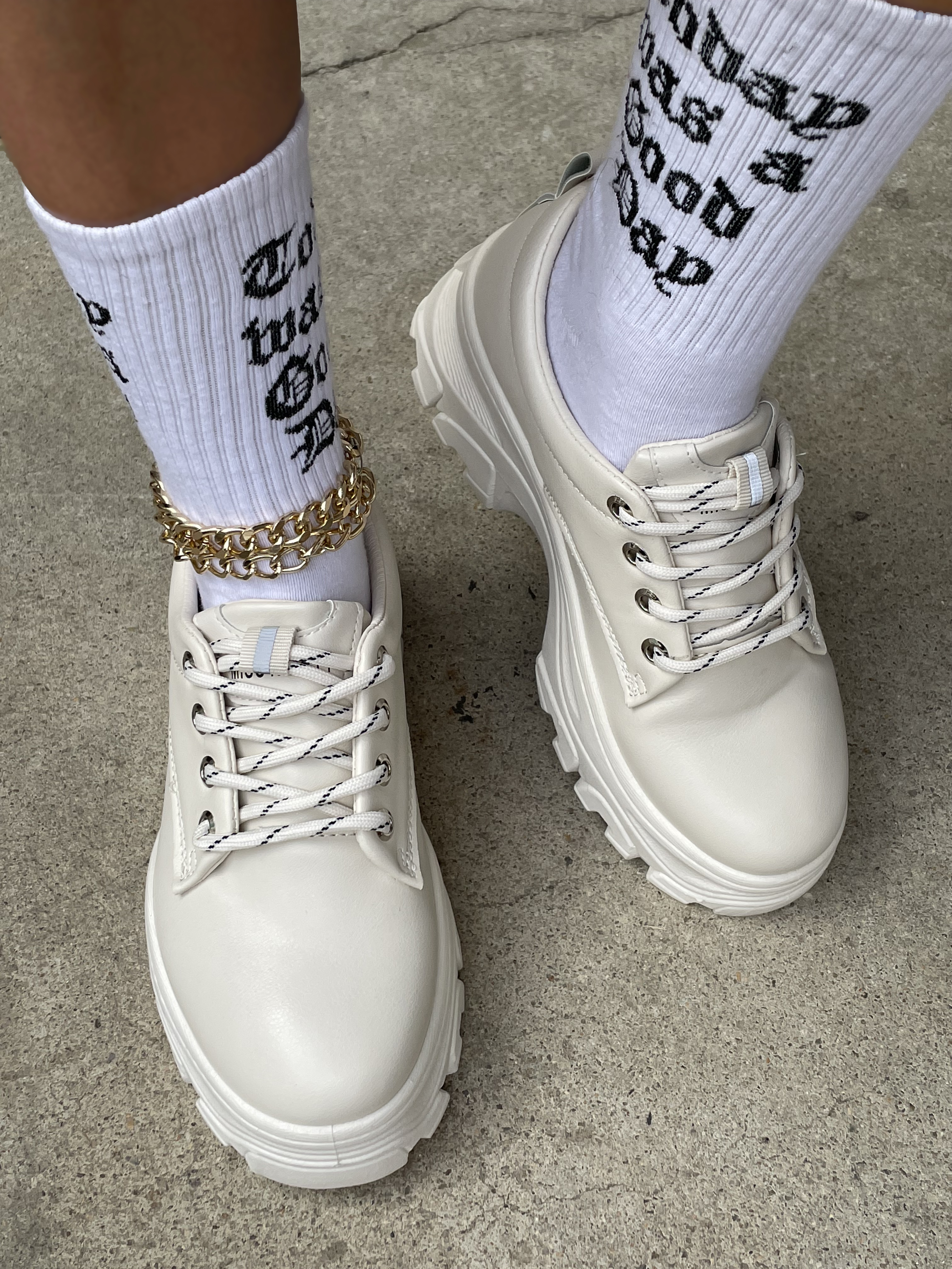 

LW Round Toe Lace-up Solid Daily Sneakers, Beige